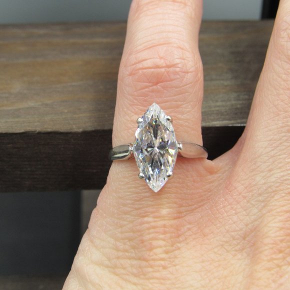 Size 6 10K Gold Bright Marquise Cubic Zirconia Band Ring Vintage - Picture 4 of 9